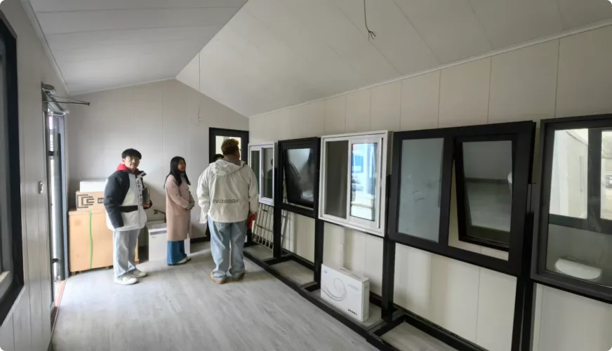 Clientes dentro del showroom modular